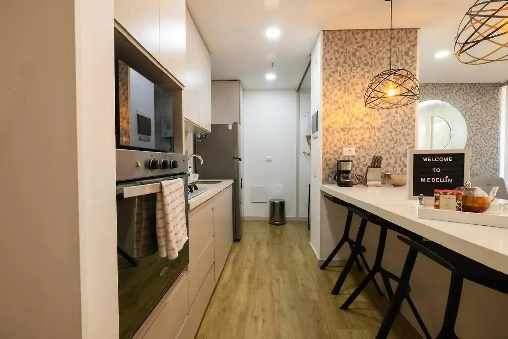 メデジンPremium Urban Oasis El Poblado 2Br 1Acアパートメント 0*, メデジン